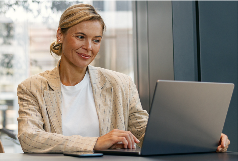 Frau sitzt im Büro mit Laptop